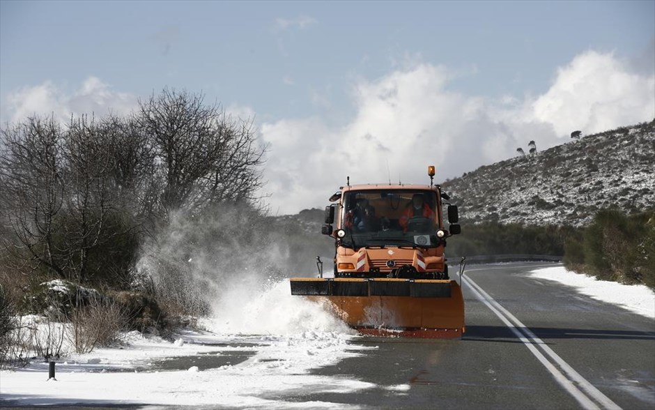 Κακοκαιρία Ελπίς - εκχιονιστικό μηχάνημα . Ένα εκχιονιστικό όχημα καθαρίζει το δρόμο από το χιόνι, προσπαθώντας να κρατήσει το δρόμο ανοιχτό στην Πεντέλη
