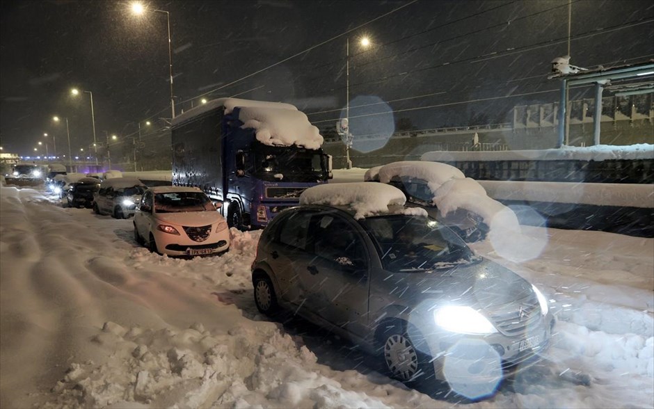 Ακινητοποιημένα οχήματα - Αττική Οδός - Χιονόπτωση. 