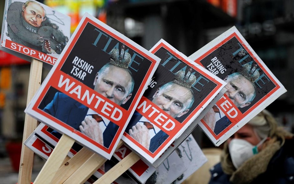 Ουκρανία- Πούτιν- πλακάτ. Placards featuring the image of Russian President Vladimir Putin are handed out prior to a march and rally in protest against Russia