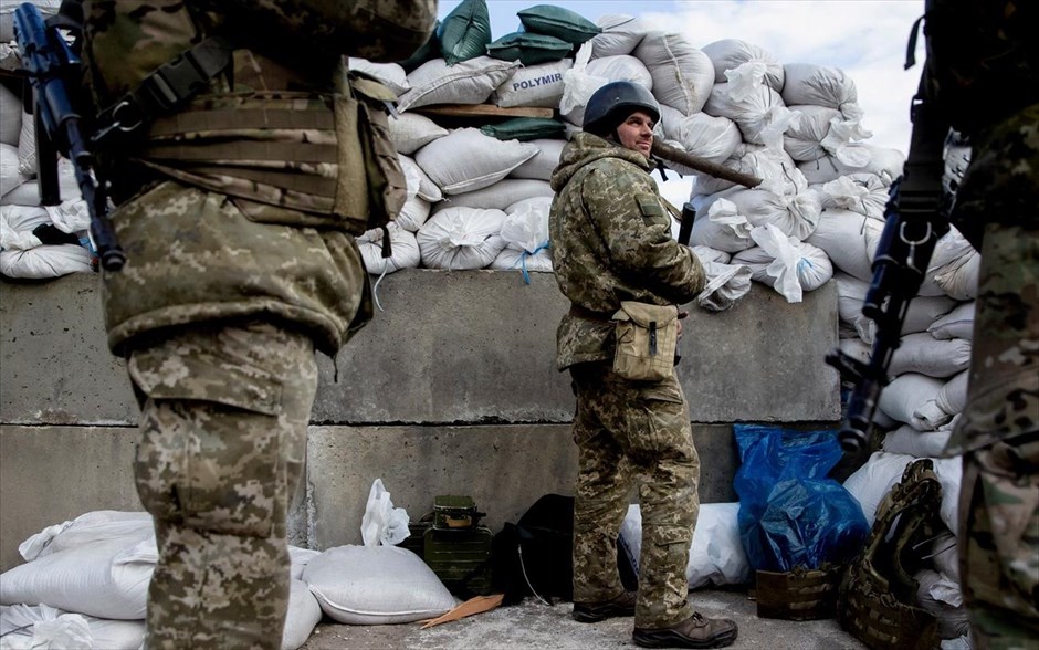 Ουκρανία- στρατός. Ukrainian service members are seen after Russia launched a massive military operation against Ukraine, at a check point in the city of Zhytomyr, Ukraine February 27, 2022. REUTERS/Viacheslav Ratynskyi TPX IMAGES OF THE DAY