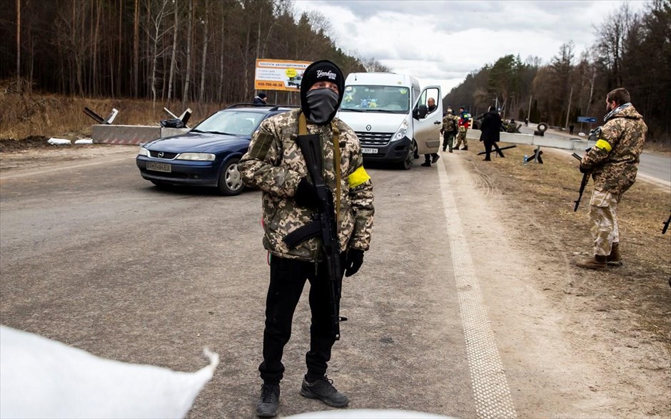 Ουκρανία- Ζιτομίρ. Members of the Ukrainian Territorial Defence Forces are seen after Russia launched a massive military operation against Ukraine, at a check point in the city of Zhytomyr, Ukraine February 27, 2022. REUTERS/Viacheslav Ratynskyi