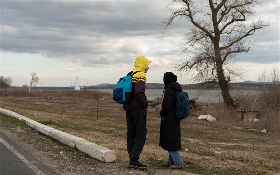 Ουκρανία- πρόσφυγες. Ukrainian refugees arriving at the Ukrainian border at Poromna Pereprava, to pass to Romania, February 27, 2022. / Ουκρανοί πρόσφυγες φτάνουν στο συνοριακό σταθμό Poromna Pereprava με σκοπό να εγκαταλείψουν τη χώρα προς τη Ρουμανία, 27 Φεβρουαρίου 2022.