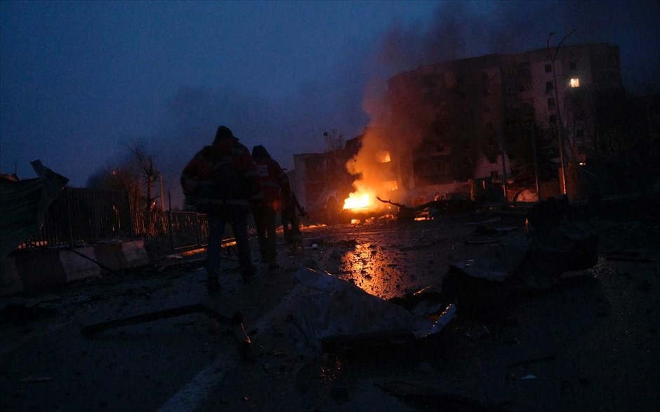 ΚΙΕΒΟ-ΟΥΚΡΑΝΙΑ-ΡΩΣΙΚΗ ΕΙΣΒΟΛΗ-Paramedics walk at the residential area following recent shelling in Borodyanka. 