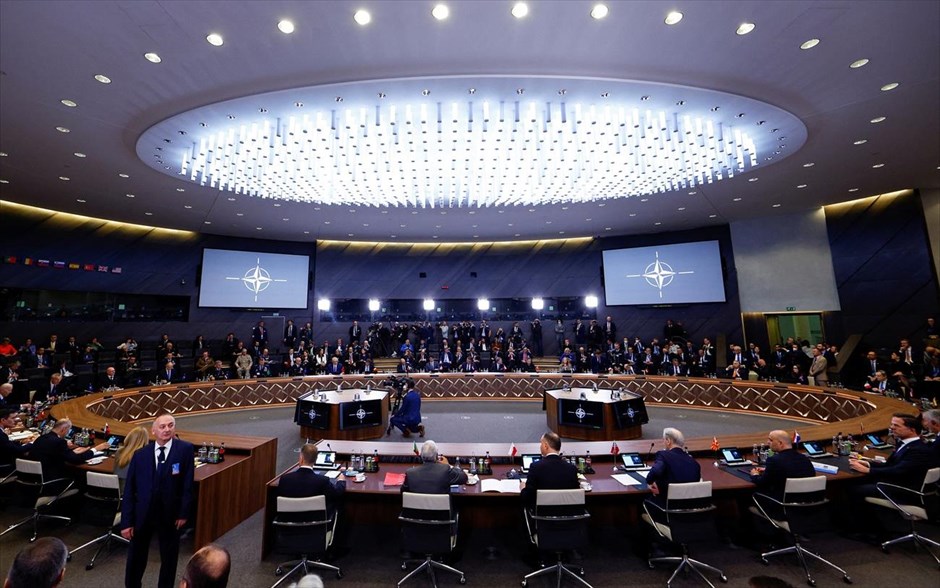 NATO- σύνοδος. A general view at the start of a round table meeting during a NATO summit to discuss Russia