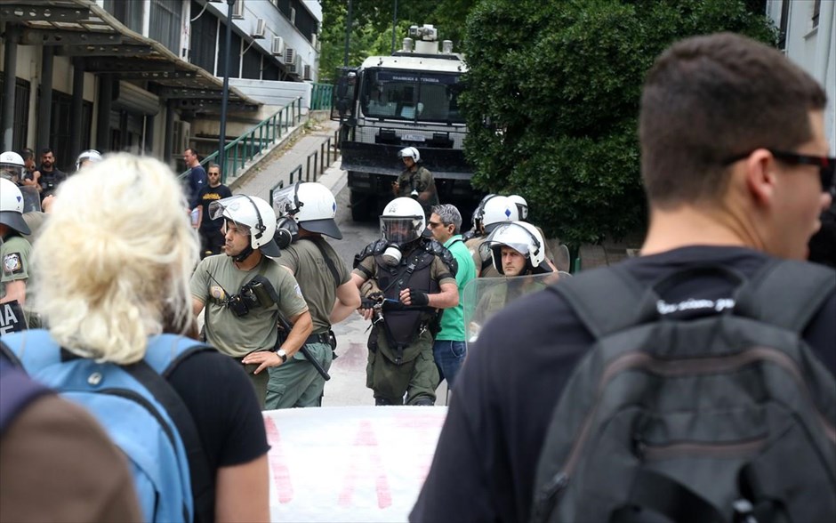 Φοιτητική διαμαρτυρία στη Θεσσαλονίκη. Στιγμιότυπο από φοιτητική διαμαρτυρία στη Θεσσαλονίκη, έξω από το ΑΠΘ, ενάντια στην παρουσία αστυνομίας στα πανεπιστημιακά ιδρύματα. 