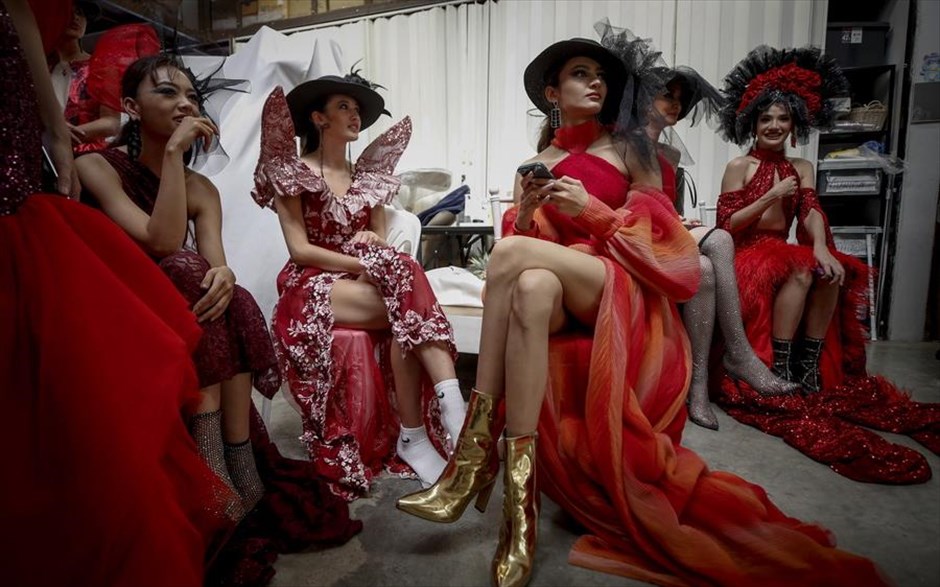 Εβδομάδα μόδας στη Μπανγκόκ . Μοντέλα που φορούν δημιουργίες από τη Φιλιππινέζα σχεδιάστρια Νικόλ Σάντος περιμένουν στα παρασκήνια κατά τη διάρκεια της Εβδομάδας Μόδας της Ταϊλάνδης, στην Μπανγκόκ. 