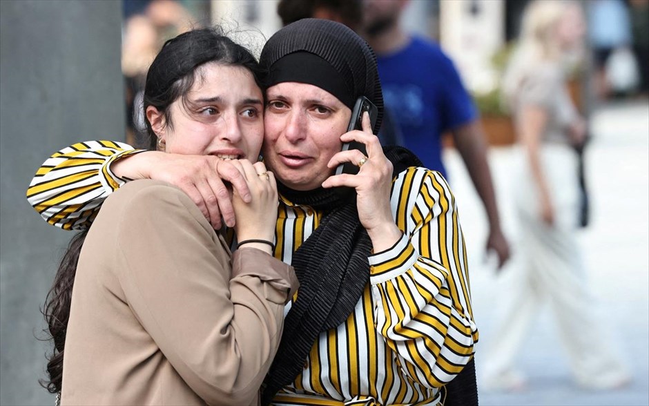 Τρόμος στη Δανία. Κόσμος διακρίνεται πανικόβλητος έξω από το εμπορικό κέντρο της Κοπεγχάγης, όπου την Κυριακή σημειώθηκε επίθεση με τρεις νεκρούς και πολλούς τραυματίες, τρεις εκ των οποίων σε κρίσιμη κατάσταση.