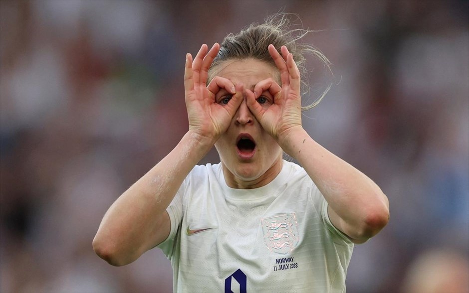 Η Αγγλία «ισοπέδωσε» τη Νορβηγία. Η Έλεν Γουάιτ της Αγγλίας γιορτάζει το τρίτο γκολ εναντίον της Νορβηγίας για το Euro Γυναικών. Η Αγγλία κέρδισε με 8-0.