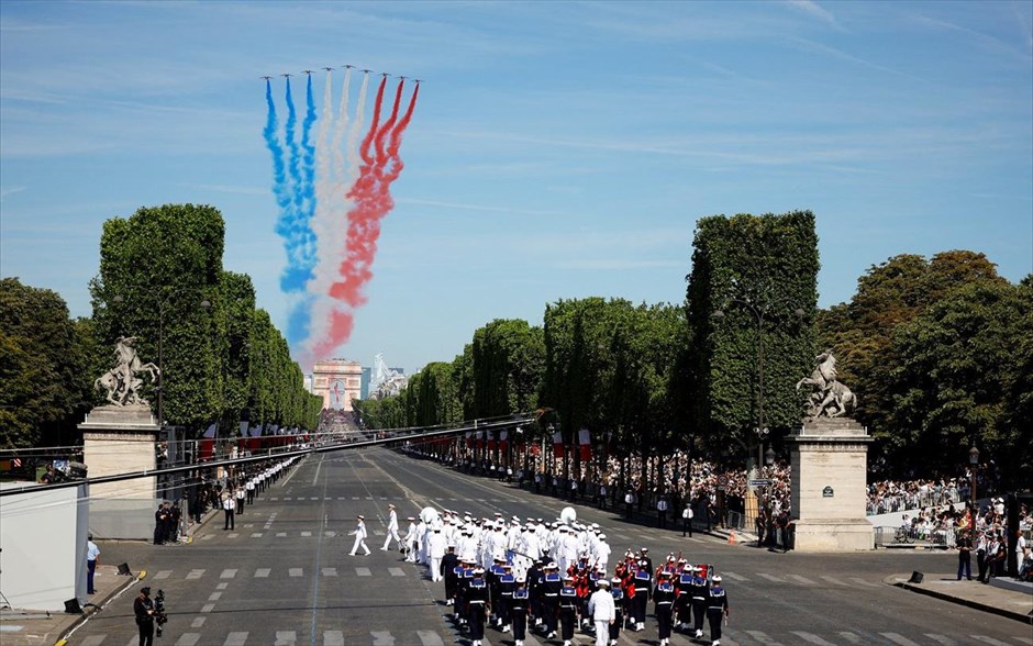 Vive la Republique. Αεροσκάφη του Patrouille de France πετούν πάνω από τη λεωφόρο των Ηλυσίων Πεδίων κατά τη διάρκεια των εορτασμών για την Ημέρα της Βαστίλλης.