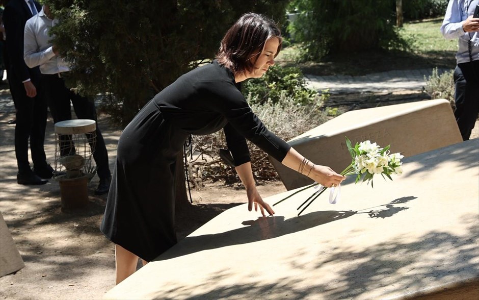 Στην Αθήνα η Αναλένα Μπέρμποκ. Η Αναλένα Μπέρμποκ, υπουργός Εξωτερικών της Γερμανίας, καταθέτει στεφάνι στο Μνημείο του Ολοκαυτώματος στην Αθήνα.