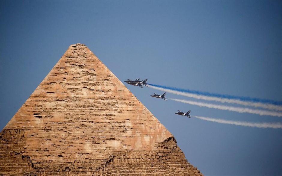Κόλπα στον αέρα της Αιγύπτου. Αεροσκάφη συμμετέχουν στο Pyramids Air Show 2022  στη Γκίζα της Αιγύπτου.