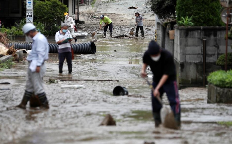 Πλημμύρες στην Ιαπωνία. Κάτοικοι καθαρίζουν έναν δρόμο καλυμμένο με λάσπη μετά από πλημμύρες στην πόλη Oe, στην επαρχία Yamagata, στη βορειοανατολική Ιαπωνία. Μεγάλες περιοχές στη βορειοανατολική και κεντρική Ιαπωνία πλήττονται από καταρρακτώδεις βροχοπτώσεις, καθώς οι αρχές ζήτησαν από περισσότερους από 100.000 κατοίκους να εκκενώσουν τις περιοχές τους. 