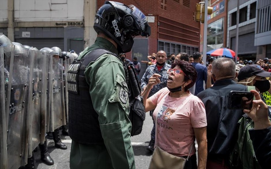Ένταση στη Βενεζουέλα. Μέλη διαφορετικών συνδικάτων δασκάλων, συνταξιούχων και άλλων εργαζομένων στον τομέα της εκπαίδευσης έρχονται αντιμέτωποι με αστυνομικούς κατά τη διάρκεια διαδήλωσης στο Καράκας, με αίτημα βελτιώσεις στους μισθούς. 