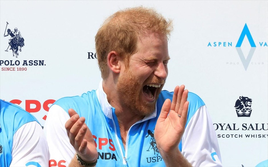 Χειροκρότημα και γέλιο. Ο πρίγκιπας Χάρι της Βρετανίας χειροκροτεί με τους συμπαίκτες του μετά τον αγώνα στο ISPS Handa Polo Cup στο Aspen Valley Polo Club στο Carbondale του Κολοράντο.