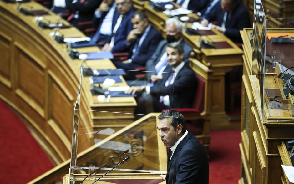 Σφοδρή αντιπαράθεση στη Βουλή. Στο βήμα ο Αλέξης Τσίπρας στο πλαίσιο της συζήτησης στην ολομέλεια για τις παρακολουθήσεις.
