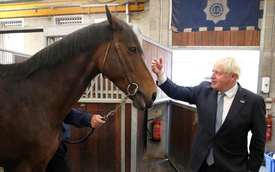 Ο Μπόρις και το άλογο. Ο Βρετανός πρωθυπουργός Μπόρις Τζόνσον συναντά τον Βιμάλα, ένα άλογο της αστυνομίας, κατά τη διάρκεια επίσκεψης σε μητροπολιτικό αστυνομικό τμήμα στο Λονδίνο.
