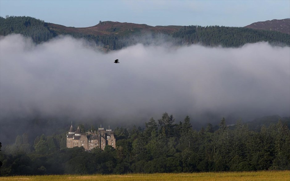 Ομίχλη και κάστρα. Ομίχλη πάνω από τον ποταμό Tummel και το Atholl Palace Hotel, την πρώτη μέρα του φθινοπώρου, στο Pitlochry της Σκωτίας.