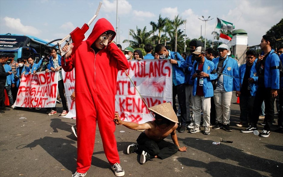 Ινδονησία: Διαδήλωση για τις τιμές των καυσίμων. Φοιτητές ανεβάζουν θεατρική παράσταση κατά τη διάρκεια διαμαρτυρίας ενάντια στην πρόσφατη απόφαση της κυβέρνησης για αύξηση των τιμών των καυσίμων, έξω από το ινδονησιακό κοινοβούλιο στην Τζακάρτα. 