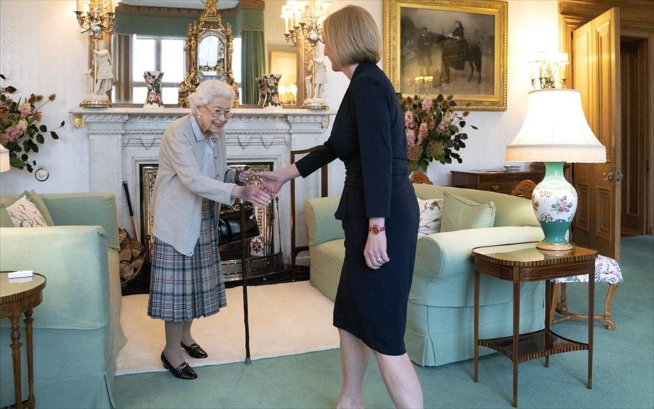 H Λιζ συνάντησε τη Λιζ. Η βασίλισσα Ελισάβετ συνάντησε τη Λιζ Τρας δίνοντάς της εντολή να γίνει η νέα πρωθυπουργός της Βρετανίας, όπως ορίζει το πρωτόκολλο.