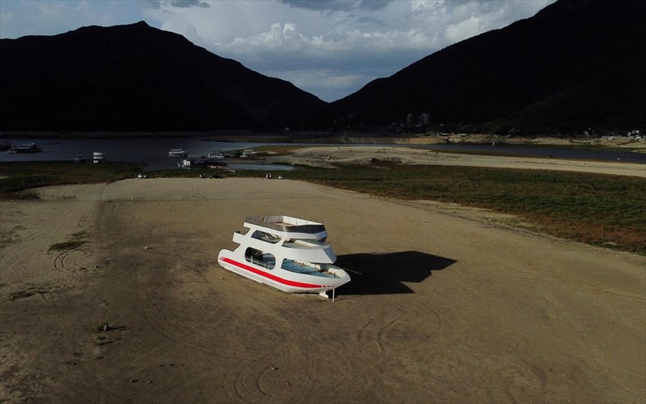 Φράγμα χωρίς νερό. Mια βάρκα έχει εγκλωβιστεί στο φράγμα La Boca λόγω ξηρασίας στο βόρειο Μεξικό