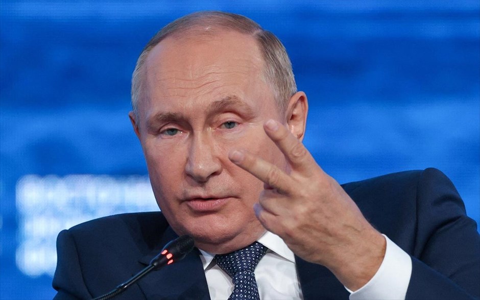 Η Δύση θα «παγώσει όπως η ουρά του λύκου σε ένα διάσημο ρωσικό παραμύθι». Ο Ρώσος πρόεδρος Βλαντίμιρ Πούτιν απείλησε την Τετάρτη ότι θα διακόψει τον ενεργειακό εφοδιασμό εάν επιβληθεί πλαφόν στις τιμές του πετρελαίου και του φυσικού αερίου της Ρωσίας, προειδοποιώντας τη Δύση ότι θα «παγώσει» όπως η ουρά του λύκου σε ένα διάσημο ρωσικό παραμύθι.