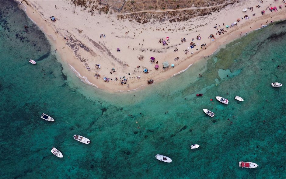 Καρτ ποστάλ από το Λίβανο. Κόσμος απολαμβάνει τη θάλασσα στο φυσικό καταφύγιο Palm Islands, στα ανοικτάτης Τρίπολης. 