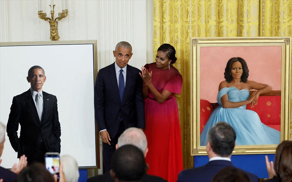Τα πορτρέτα των Ομπάμα. Ο Μπαράκ και η Μισέλ Ομπάμα φωτογραφίζονται κατά τη διάρκεια της παρουσίασης των επίσημων πορτρέτων τους στον Λευκό Οίκο. Τα πορτρέτα φιλοτέχνησαν οι Ρόμπερτ Μακάρντι και Σάρον Σπρανγκ. Η τελετή που πραγματοποιήθηκε πάνω από πέντε χρόνια μετά την αποχώρησή του πρώην προεδρικού ζεύγους των ΗΠΑ.