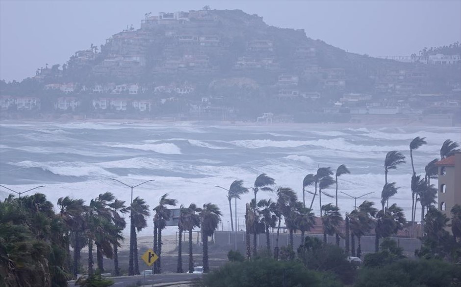 Ο τυφώνας στο Μεξικό . Μεγάλα κύματα «σκάνε» στη στεριά πριν από την άφιξη του τυφώνα Kay, στο Λος Καμπος, στο Μεξικό. 