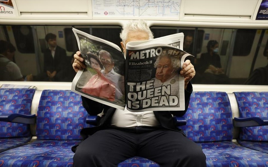 Τέλος εποχής στη Βρετανία. Επιβάτης στα ΜΜΜ του Λονδίνου διαβάζει τα νέα για τον θάνατο της βασίλισσας Ελισάβετ. Απόψε, στις 20:00 (ώρα Ελλάδας), ο Κάρολος Γ