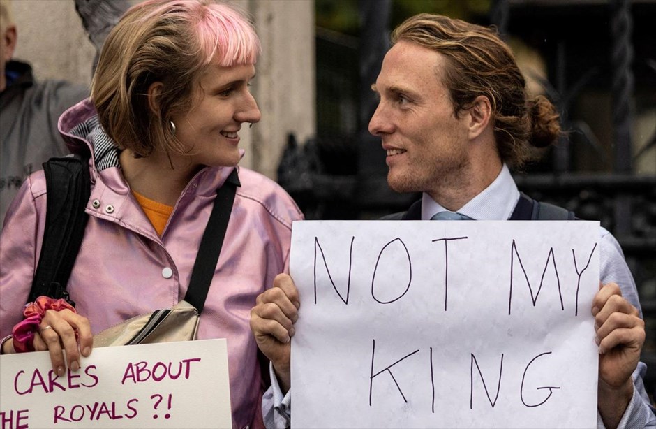 Διαμαρτυρίες κατά της μοναρχίας. Διαδηλωτές κατά της μοναρχίας έξω από το Βρετανικό Κοινοβούλιο στο Λονδίνο.