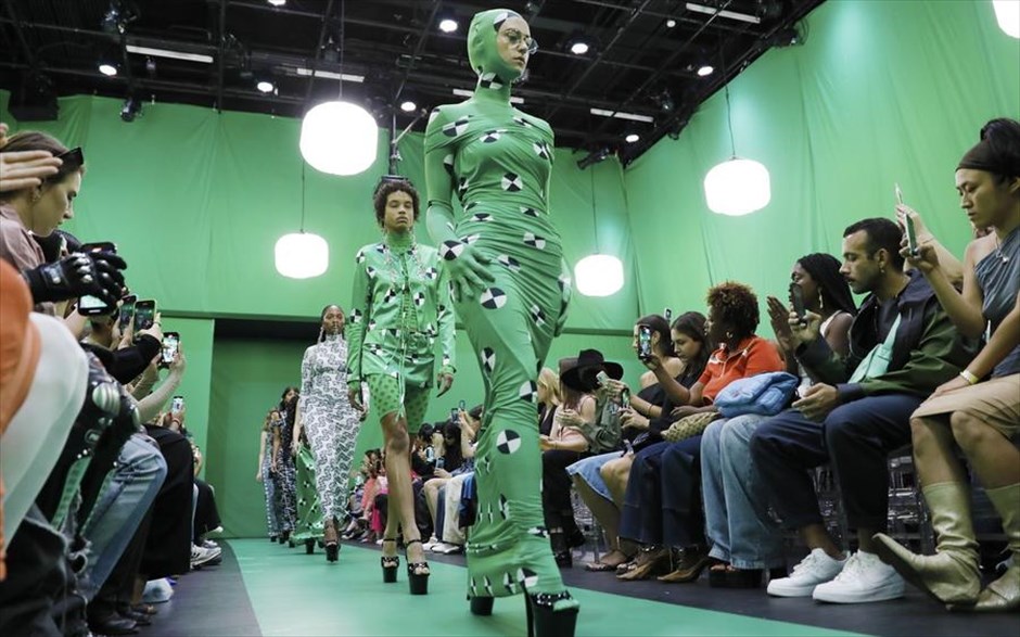 Εβδομάδα μόδας στη Νέα Υόρκη. Μοντέλα παρουσιάζουν δημιουργίες της επωνυμίας Maisie Wilen κατά τη διάρκεια της Εβδομάδας Μόδας της Νέας Υόρκης. 
