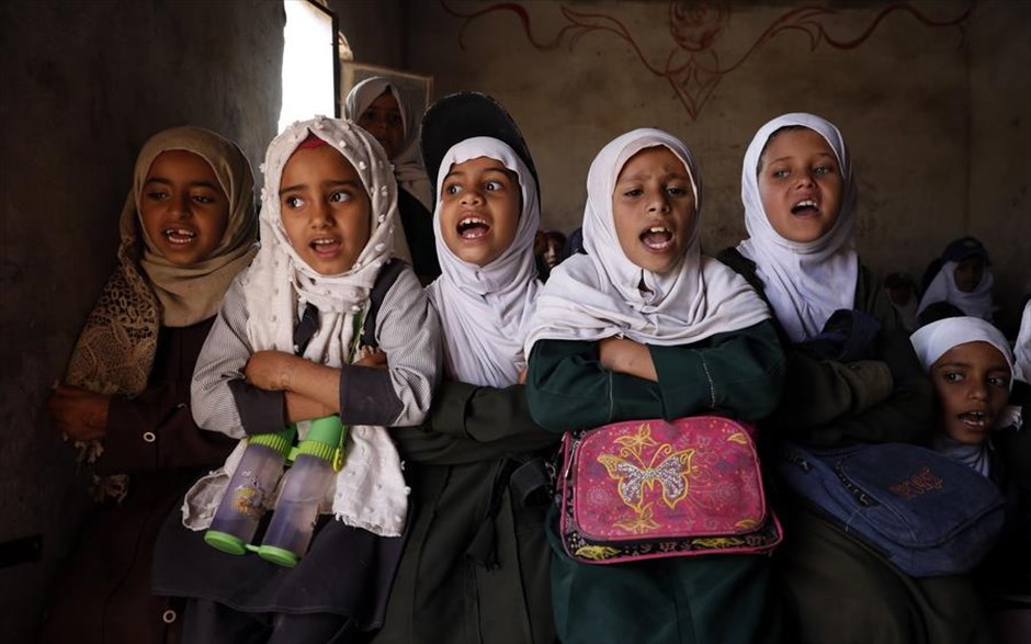 Τα απόνερα του πολέμου. Μαθήτριες από την Υεμένη παρακολουθούν το μάθημα τους μέσα σε μια υπερπλήρη τάξη σε ένα δημόσιο σχολείο στα περίχωρα της Σαναά, στην Υεμένη. Η εκπαίδευση στην Υεμένη έχει γίνει ένα από τα μεγαλύτερα θύματα του παρατεταμένου πολέμου, καθώς σχεδόν 4 εκατομμύρια παιδιά σχολικής ηλικίας κινδυνεύουν να εγκαταλείψουν το σχολείο λόγω της επιδείνωσης των οικονομικών συνθηκών, του υψηλού ποσοστού φτώχειας και ενός ήδη εύθραυστου εκπαιδευτικού συστήματος , σύμφωνα με εκτιμήσεις της UNICEF. Τα Ηνωμένα Έθνη έχουν υποστηρίξει τις ειρηνευτικές συνομιλίες μεταξύ των Χούθι και της κυβέρνησης της Υεμένης που υποστηρίζεται από τη Σαουδική Αραβία για τον τερματισμό του πολέμου που έχει διαρκέσει επτά χρόνια. 