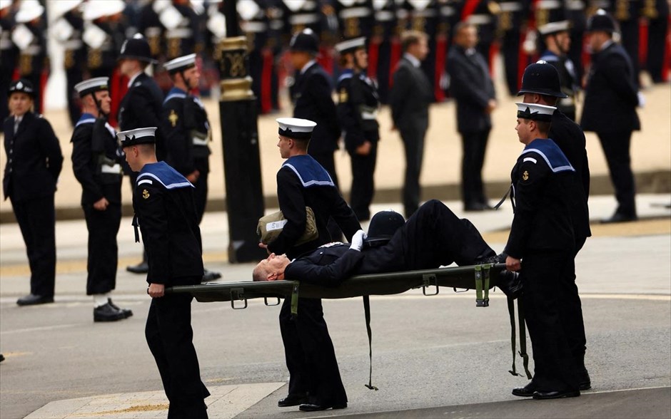 Δύσκολες συνθήκες στην κηδεία της Ελισάβετ. Ένας αστυνομικός, που κατέρρευσε, μεταφέρεται έξω από το Αβαείο του Γουέστμινστερ την ημέρα της κηδείας της βασίλισσας της Βρετανίας Ελισάβετ, στο Λονδίνο. 