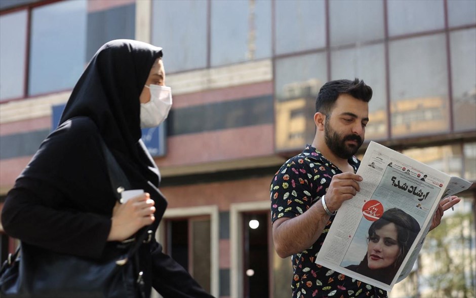 Οργή στο Ιράν. Ένας άνδρας διαβάζει εφημερίδα σε δρόμο της Τεχαράνης, στο Ιράν. Στο οπισθόφυλλο της εφημερίδας διακρίνεται η φωτογραφία της 22χρονης  Μαχσά Αμινί, η οποία  έπεσε σε κώμα και στη συνέχεια πέθανε, αφού την προηγούμενη εβδομάδα συνελήφθη στην Τεχεράνη από την αστυνομία ηθών επειδή δεν φορούσε σωστά τη μαντίλα της. 