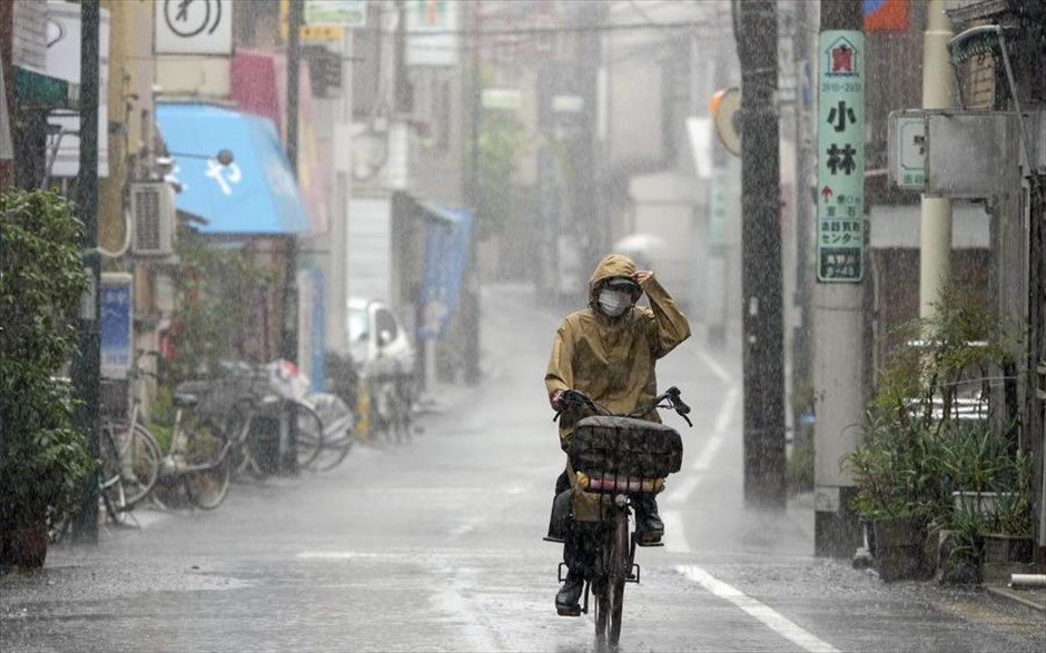 O τυφώνας Νανμαντόλ  «σαρώνει» την Ιαπωνία. Μια γυναίκα κάνει ποδήλατο υπό έντονη βροχόπτωση στο Τόκιο. Δύο άνθρωποι έχασαν τη ζωή τους και δύο ακόμη εντοπίστηκαν «χωρίς ζωτικές ενδείξεις» μετά το πέρασμα του τυφώνα Νανμαντόλ από την Ιαπωνία, ενώ οι τραυματίες ξεπερνούν τους 100, όπως ανακοίνωσε σήμερα ο εκπρόσωπος της κυβέρνησης.