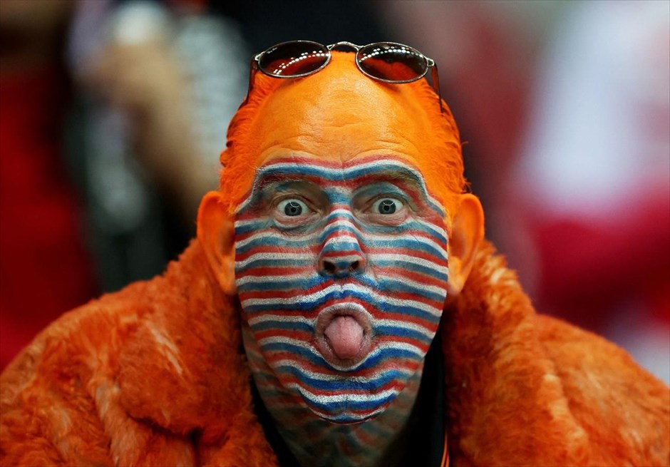 «Οράνιε». Ένας φίλαθλος της Ολλανδίας, βαμμένος στα χρώματα της ομάδας (και της χώρας), παρακολουθεί τον αγώνα με την Πολωνία.