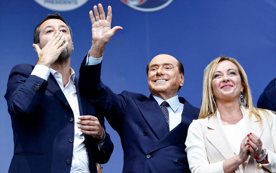 Πριν τις κάλπες. Ο Σαλβίνο, ο Μπερλουσκόνι κι η Μελόνι, στην τελευταία τους προεκλογική συγκέντρωση στην Piazza del Popolo πριν τις εκλογές της Κυριακής.