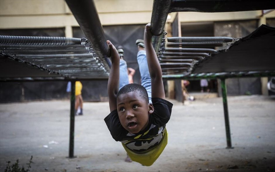 Ώρα για παιχνίδι στο Γιοχάνεσμπουργκ. Ένα αγόρι απολαμβάνει την απογευματινή του βόλτα παίζοντας σε ένα από τα τρία δημόσια τραμπολίνα στην πόλη Αλεξάνδρα που ανήκει στο Γιοχάνεσμπουργκ της Νότιας Αφρικής. 
