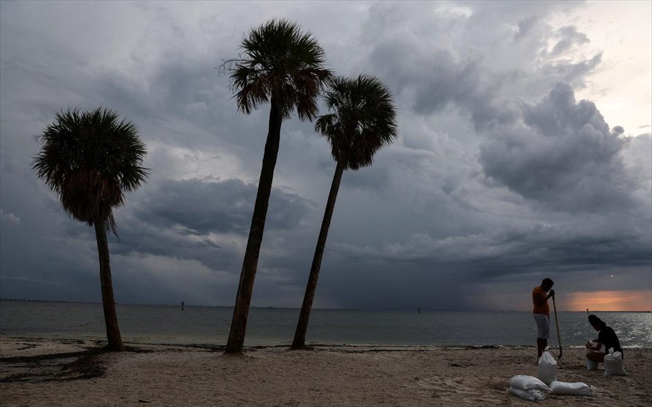 Ετοιμασίες στη Φλόριντα για τον τυφώνα Ίαν. Κάτοικοι γεμίζουν σάκους με άμμο στη Φλόριντα, καθώς αναμένεται ο τυφώνας Ίαν.