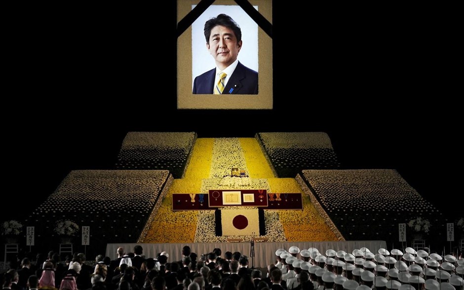 Κρατική κηδεία του Σίνζο Άμπε. Χιλιάδες Ιάπωνες θα αποτίσουν σήμερα ύστατο φόρο τιμής στον δολοφονημένο πρώην πρωθυπουργό Σίνζο Άμπε, η κρατική κηδεία του οποίου εντός της ημέρας στο Τόκιο είναι πάντως πολύ αμφιλεγόμενη στο ασιατικό αρχιπέλαγος.