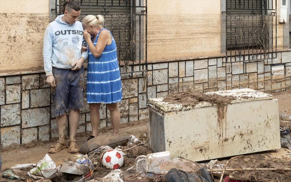 Μετά την καταστροφή . Μια γυναίκα απελπίζεται μπροστά στις ζημιές που προκάλεσαν οι έντονες βροχοπτώσεις που έπληξαν το Javali Viejo, στη Μούρθια της Ισπανίας, 26 Σεπτεμβρίου 2022. Ένας 62χρονος άνδρας έχασε τη ζωή του όταν τον παρέσυρε η καταρρακτώδης βροχής. 