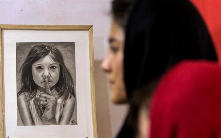 Έκθεση ζωγραφικής στο Αφγανιστάν. Κορίτσια από το Αφγανιστάν εκθέτουν τα έργα τους, στην Καμπούλ,στην πρώτη έκθεση ζωγραφικής που διοργάνωσε η καλλιτεχνική και λογοτεχνική ομάδα «Hashiya» με την ονομασία «βία» σε ένδειξη διαμαρτυρίας για το κλείσιμο των σχολείων. 