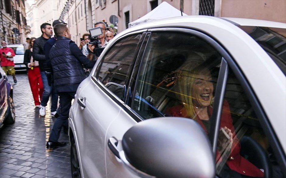 Στον απόηχο των εκλογών. Η πρόεδρος του ιταλικού κόμματος Αδέλφια της Ιταλίας, Τζόρτζια Μελόνι, αποχωρεί από την έδρα του κόμματος στη Ρώμη. Το ακροδεξιό της κόμμα κέρδισε τις γενικές εκλογές στις 25 Σεπτεμβρίου, και είδαν τις ψήφους του να αυξάνονται κατά σχεδόν πέντε φορές σε σχέση με τις τελευταίες εκλογές του 2018, σύμφωνα με στοιχεία του υπουργείου Εσωτερικών που δημοσιεύθηκαν στις 27 Σεπτεμβρίου.