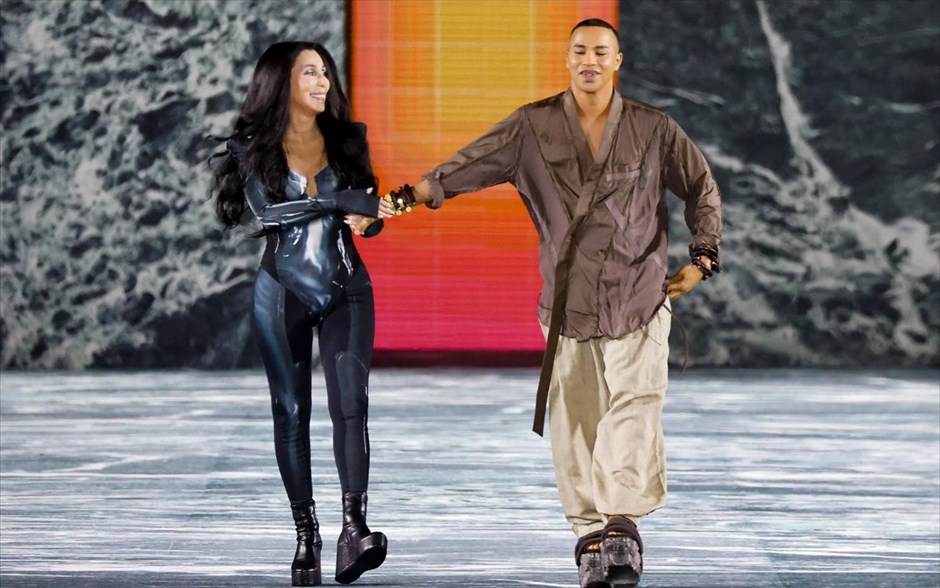 Believe. Η Cher και ο σχεδιαστής Olivier Rousteing εμφανίζονται στο τέλος της συλλογής του για την Άνοιξη-Καλοκαίρι 2023 για τον οίκο μόδας Balmain κατά τη διάρκεια της Εβδομάδας Μόδας του Παρισιού.