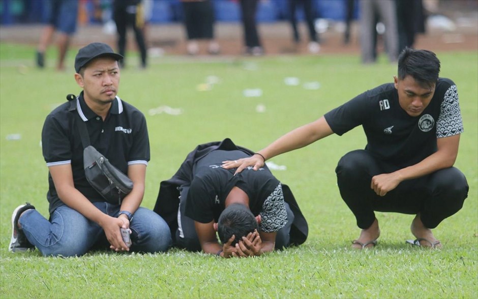 Εκατόμβη νεκρών σε ποδοσφαιρικό αγώνα στην Ινδονησία. Το πλήθος που εισέβαλε στον αγωνιστικό χώρο δέχθηκε βομβαρδισμό δακρυγόνων, με αποτέλεσμα να προκληθεί πανικός και να ποδοπατηθούν δεκάδες άτομα. Oι νεκροι πλέον υπολογιζονται στους 174. 32 παιδιά νεκρά.