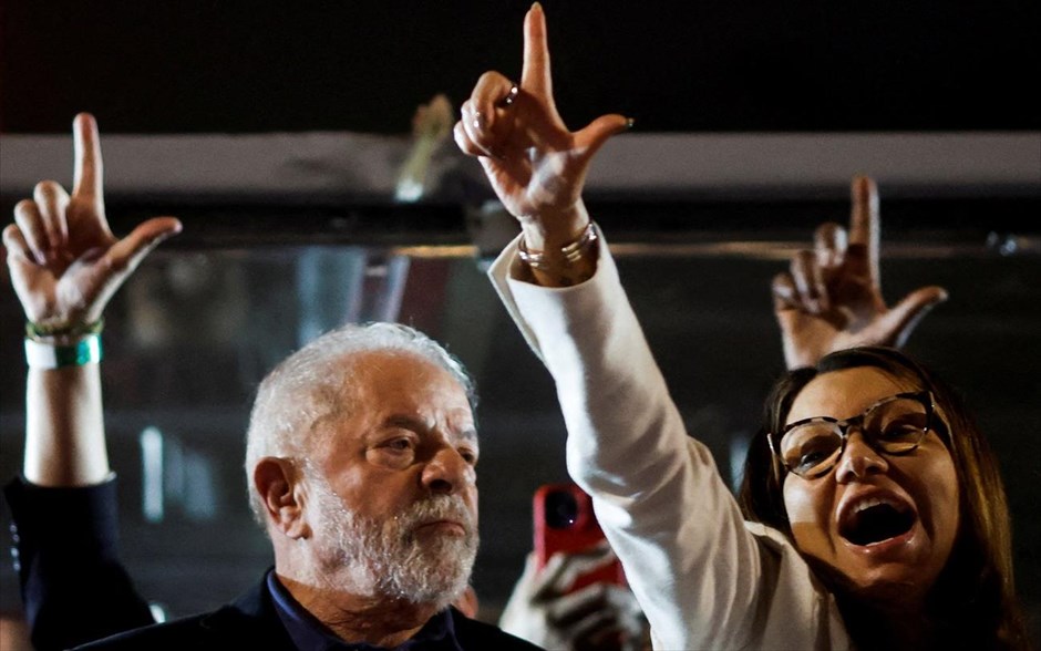 Βραζιλία: Στον δεύτερο γύρο η ανάδειξη προέδρου. Ο κεντροαριστερός πρώην πρόεδρος Λουίς Ινάσιου Λούλα ντα Σίλβα κατέλαβε μεν την πρώτη θέση στον 1ο γύρο των προεδρικών εκλογών που διεξήχθη την Κυριακή στη Βραζιλία, μπροστά από τον ακροδεξιό αρχηγό του κράτους Ζαΐχ Μπολσονάρου, αλλά το προβάδισμά του είναι πολύ μικρότερο από ό,τι προέβλεπαν δημοσκοπήσεις και θα χρειαστεί να διεξαχθεί δεύτερος γύρος ανάμεσα στους δυο τους την 30ή Οκτωβρίου.