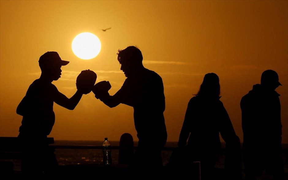 Μποξ στο ηλιοβασίλεμα. Δύο άνδρες προπονούνται στο μποξ στο Κέιπ Τάουν.