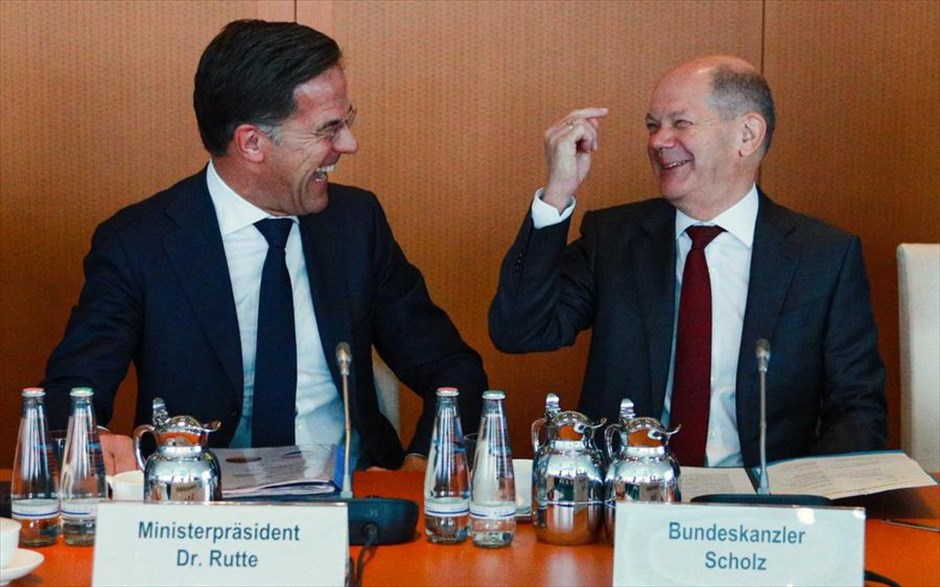Χαλαρές στιγμές στο Βερολίνο. Ο Γερμανός καγκελάριος Όλαφ Σολτς και ο Ολλανδός πρωθυπουργός Μαρκ Ρούτε κατά τη διάρκεια κοινής συνεδρίασης του υπουργικού συμβουλίου για το κλίμα Γερμανίας-Ολλανδίας στο Βερολίνο. 
