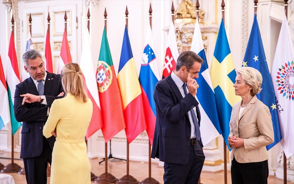 Σύνοδος Κορυφής στην Πράγα. Ο πρωθυπουργός Κυριάκος Μητσοτάκης συνομιλεί με την πρόεδρο της Κομισιόν Ούρσουλα φον ντερ Λάιεν κατά την Σύνοδο Κορυφής της ΕΕ στην Πράγα. 