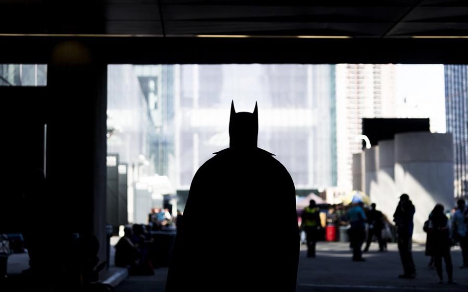 Επανεμφάνιση του... Μπάτμαν. Ο Άντριου Μπρίτζες περπατά μέσα από μια υπόγεια διάβαση με τη στολή του Μπάτμαν, κατά τη διάρκεια της πρώτης ημέρας του New York Comic Con στο Συνεδριακό Κέντρο Jacob K. Javits στη Νέα Υόρκη.